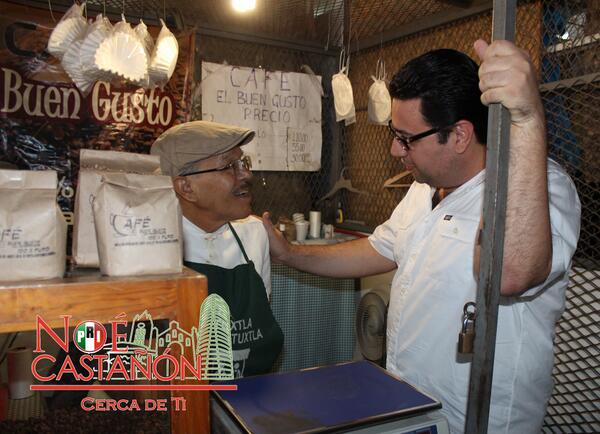 noecastanonr's tweet photo. estuvimos en el Mercado del Norte, @ralbores @PRITUXTLA atendiendo demandas y gestiones de los locatarios. http://t.co/YvrGahglkV