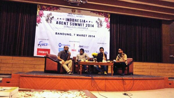 IASunpad2014's tweet photo. Bang @arief_aziz @johnmuhammad_  @ShafiqPontoh bersama moderator @MulkiShader.#IASUnpad2014 http://t.co/vKaTcz9Dls