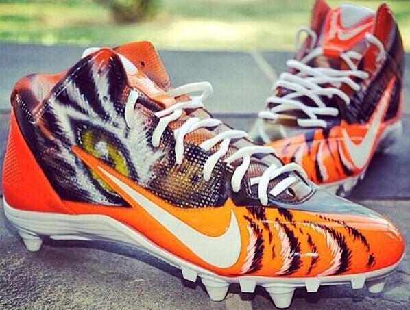 Just__Do_It__'s tweet photo. Cleats worn by bengals wide receiver AJ green 😍😍😍💯💯🔥🔥🐯 http://t.co/DR5duhoMvu