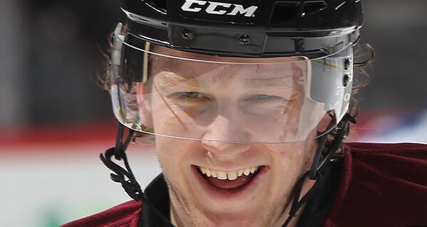 Avalanche's tweet photo. And wouldn't you know it … This guy picked up an apple. #MacKinnonTopsGretzky http://t.co/Q01kE1JVlV