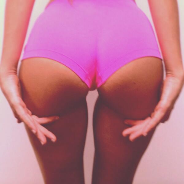 FitGirlSecret's tweet photo. @GirlsThat_Squat just wrapped up another session of squats http://t.co/iBaBLX8uFQ