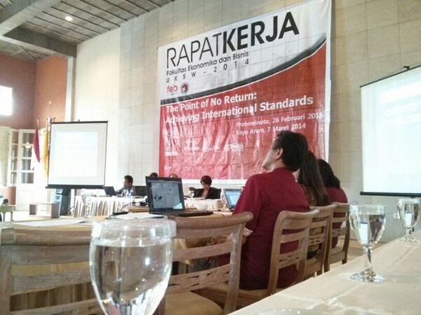 AsdosFEB's tweet photo. Rapat Kerja Fakultas Ekonomika dan bisnis UKSW.. Presentasi dari CEMSED http://t.co/wnAEZmrUU5