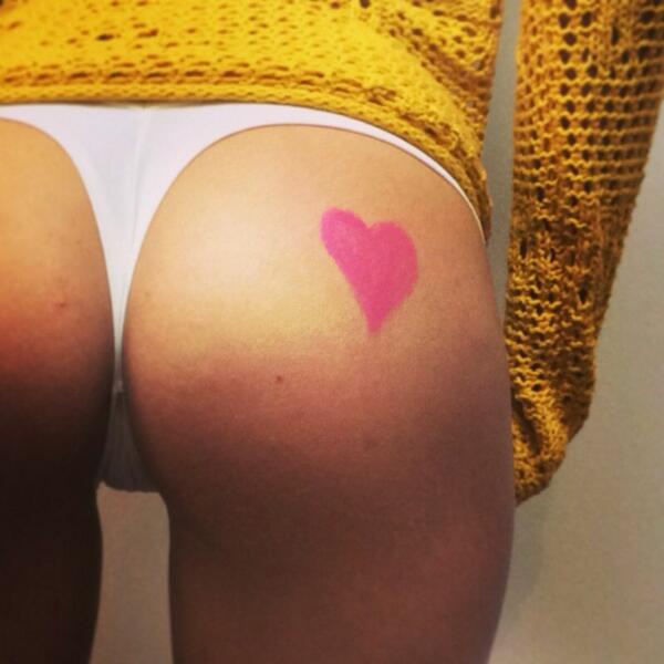 FitGirlSecret's tweet photo. @ILikeASSDaily @iLikeGirlsDaily just a little bit of cheeky business http://t.co/kd5T2RrjIv