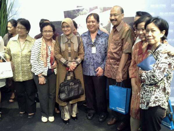 Launching buku "Sisi lain Istana Dari Bung Karno sampai Sby" karya wartawan Kompas J. Osdar td pagi di Bentara Budaya