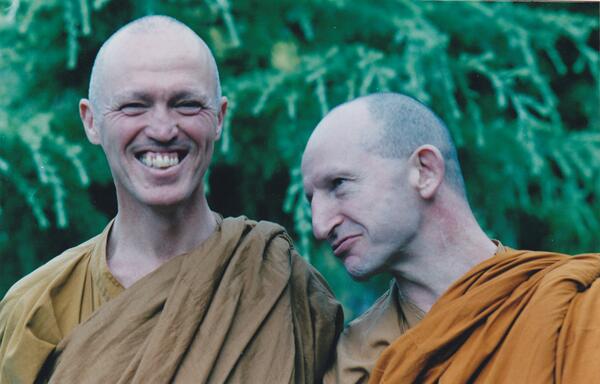 Dagens meditation är stående, inspirerad av munken till vänster, Ajahn Sucitto. copy.com/XZ4pfAHdkZRpZM…