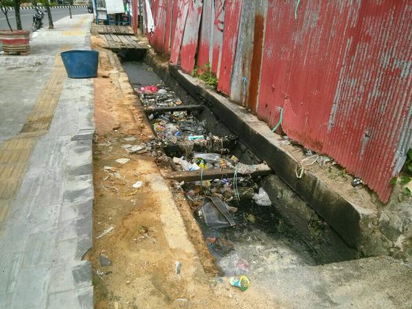 dewanset's tweet photo. Tolong sampaikan ke dinas yang terkait di @kotabontang . Sampah menumpuk dan bau di samping Telkomsel A. Yani. Thanks http://t.co/6hmiQSDe3l