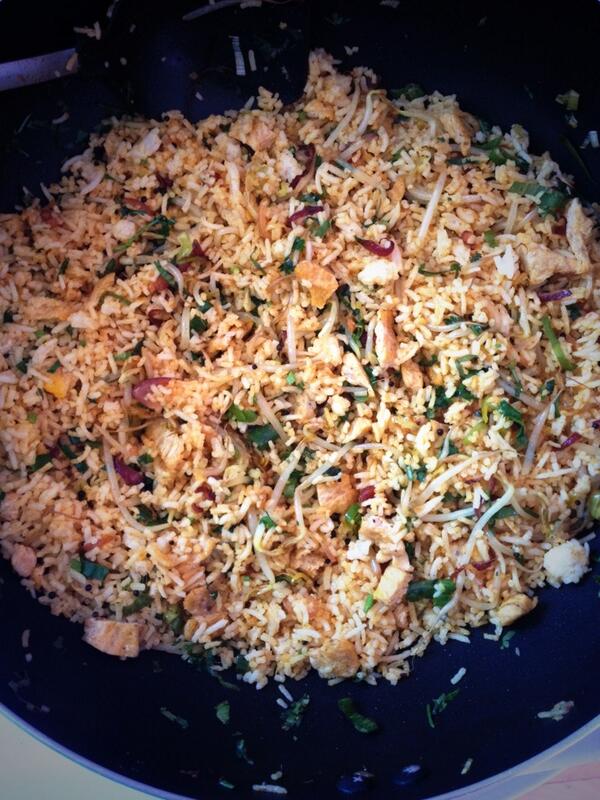 hinapatel88's tweet image. Just whipped this baby up!  #indianfriedrice #whosaysicantcook #spicy #nomnomnom #waitingforhubbytogethome #hurryup