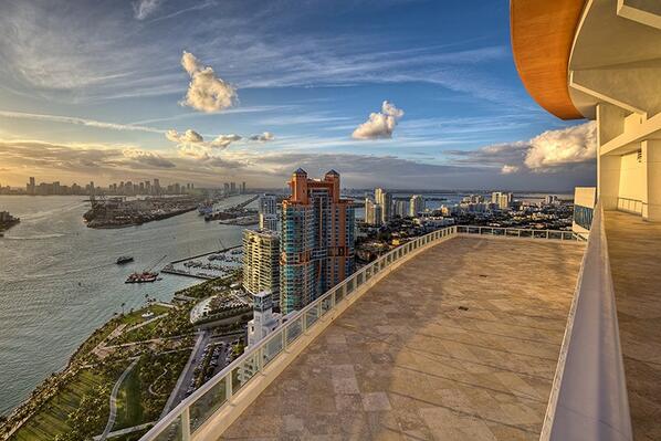 TheLuxuryThings's tweet photo. What a penthouse view looks like in #Miami. http://t.co/KbN46SvorU