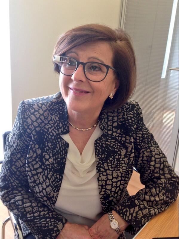 Juanfradelgado's tweet photo. La Consejera de Salud @mjsanchezrubio con las gafas @GoogleGlass en #SparkLabAND http://t.co/kXlOMtapYV