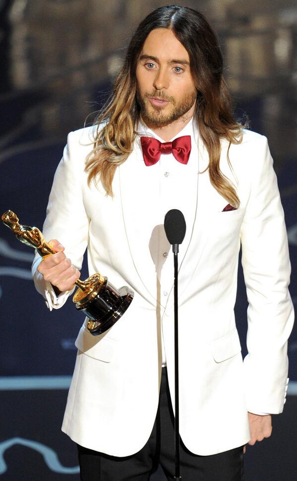 C5N's tweet image. #Oscars2014: Jared Leto confesó que rompió su premio tras un golpe accidental [FOTO]