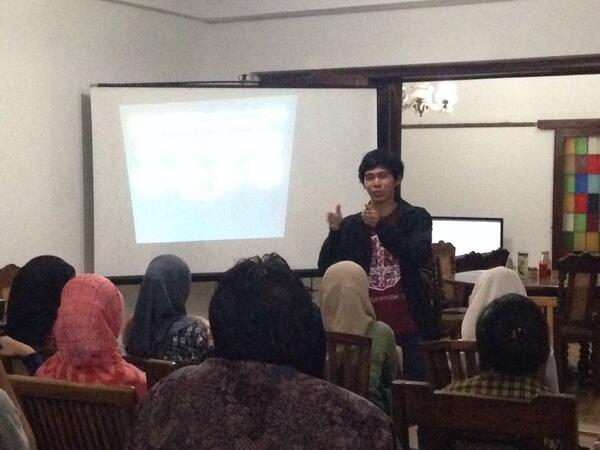 MotiveStudio_'s tweet photo. Sharing pembuatan film dari Kak Astra :D #GatheringPertama http://t.co/yQVGW8IM5s