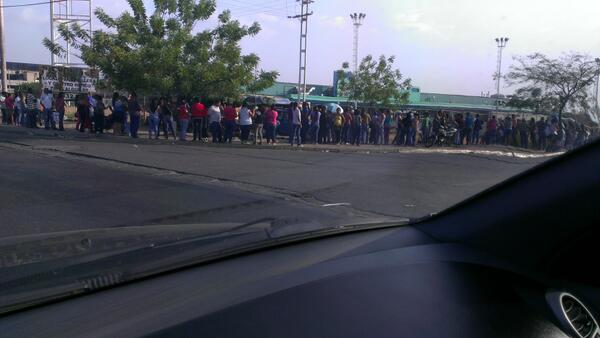 melonett's tweet image. Esto es lo que queremos en nuestra #Venezuela? #valencia haciendo cola para poder comprar harina pan en los mercados?
