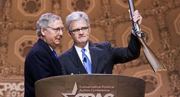 lauhaim's tweet photo. #usa2016 Photo a la convention annuelle  républicain.Senateur Coburn et Sen. McConnell (la carabine est un cadeau) http://t.co/70VkdBabCK