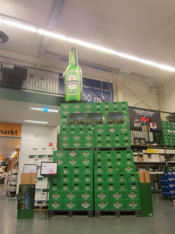 publiair's tweet photo. De #heineken #opblaasbare flessen zijn er weer! Custom design en fc print voor het optimale #publiair resultaat http://t.co/Um9Q7sT41O
