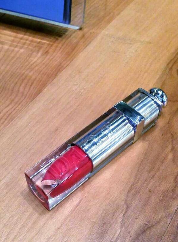 4월 출시될 디올 어딕트 플루이드 스틱. 수분감, 발색력이 강하고 유분감이 살짝 남는 틴트. 다 우리나라 소비자가 좋아하는 얼굴이 환해 보이는 색에 쿨 톤도 많음. 발색 linerglittergloss.com/2014/02/dior-a…