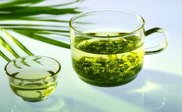 EdgeOfNature's tweet photo. #GreeTea is 2calories per cup but it also has astringent properties and tighten the pores of the skin! #IESEGsmm http://t.co/IRwLQdkOm7