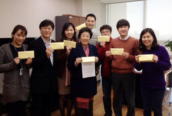 HanMyeongSook's tweet photo. 작은 힘 하나 보탭니다. 우리의원실 동료들과 함께 노란봉투에 동참합니다. http://t.co/t7wVh6k8Hu