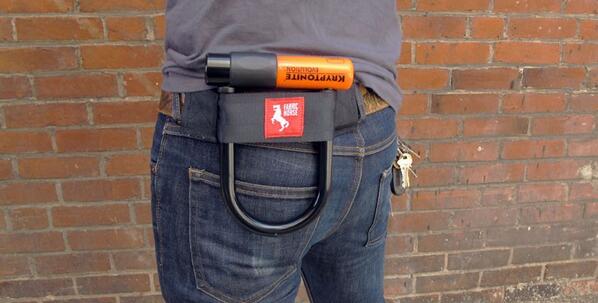 Auto vadītāj! Pirms domā kādu riteņbraucēju pārmācīt, aizdomājies, ka daudziem riteņbraucējiem ir šāds aiz jostas.