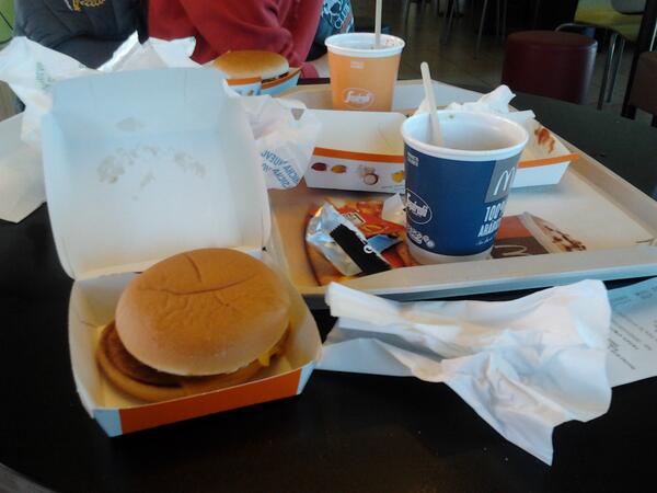 fransalvador4's tweet photo. almorzando in the mcdonald http://t.co/l0ycVWHB6d