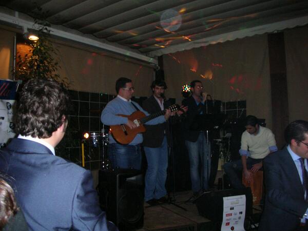 Así de bien lo pasamos el año pasado en nuestro cocktail benéfico, ¿te animas? ¡Nos vemos a las 21h en @GrupoLaRaza !