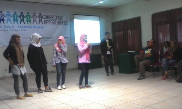 akademiberbagi's tweet photo. Para relawan wanita dari @akberbangkalan lagi perkenalan diri #LLD2014 http://t.co/LcY9Rbjkrm