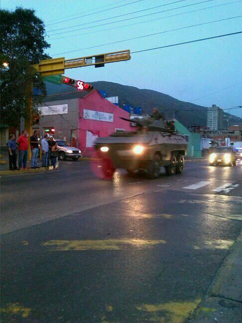 ValenciaIngrid's tweet photo. @patriciajaniot  a esta hora6:02am algo no común en la #Guaira se movilizan tanquetas de guerras al este de la ciudad http://t.co/oFPLxuxQ5X
