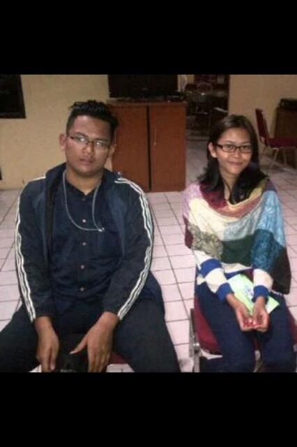 LyviaTan's tweet photo. @anon_indonesia lo tau kan pembunuhnya Ade Sara? si cewe difoto masih sempet senyum. mo gue geplak asli http://t.co/8nkkIs0wSn