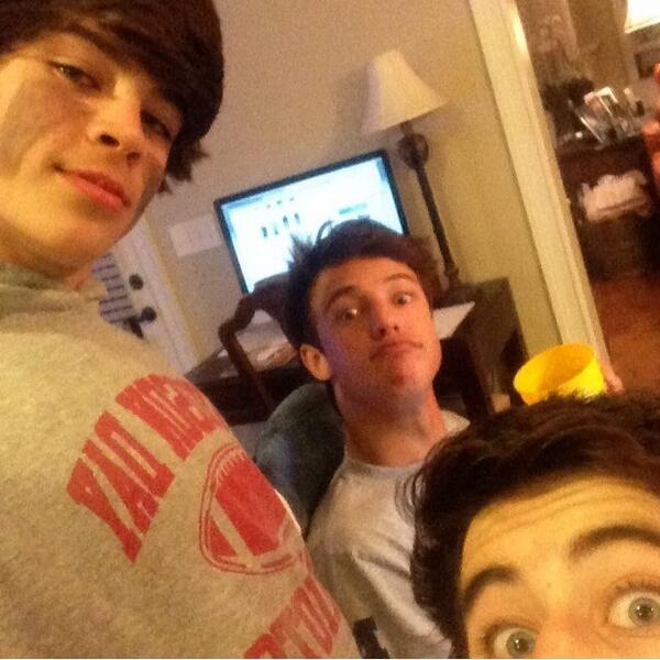 MagconFranceCOM's tweet photo. #PHOTO Hayes, Nash et Cameron sur l'Instagram de Hayes : http://t.co/ZMWRyuHHPw
