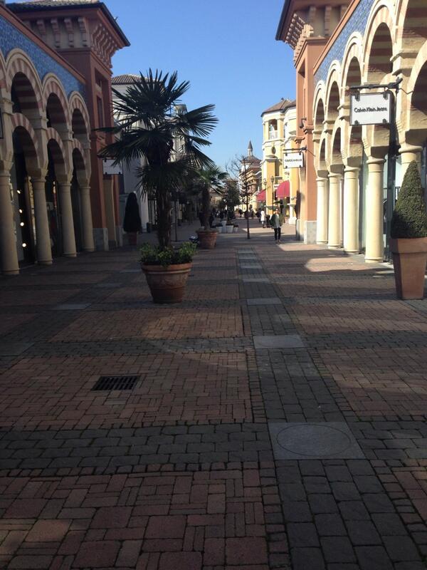 raffaellamoroso's tweet photo. il viale del piacere (dello shopping) @fidenzavillage #chicgoeswild http://t.co/hO7JUOzqa2