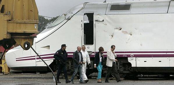 playz's tweet photo. El juez del accidente de Santiago llama a declarar como testigos a cinco cargos de Adif http://t.co/od2tXRXlRm http://t.co/IHK5syexZ0