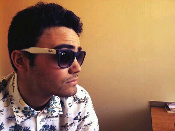 javiaguileraaa's tweet photo. Gafitas marca de la casa @AdeSantiago7. http://t.co/yTox8LGNvT
