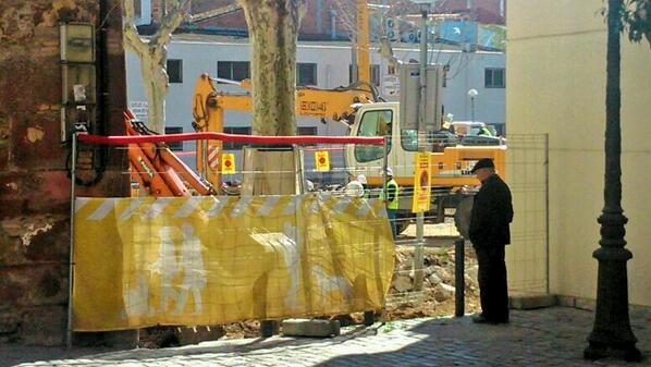 Jazzazpi's tweet photo. A Molins no perdem els costums! ;) #molins #obrespalau #avis #aprendremirant http://t.co/KbVCPLGC6o