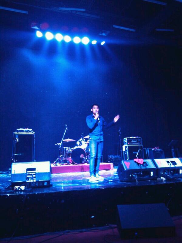 Pasir2014's tweet photo. NOW! Komika ke-3 dari @StandUp_UI. @hadimandi on stage! #Pasir2014 http://t.co/Si33Aeomxw