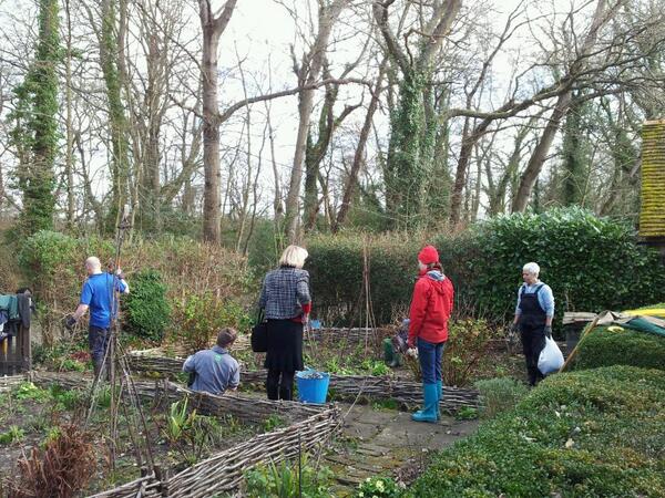 DianneNTWH's tweet photo. Final afternoon work at Winkworth working holiday. Oakhurst cottage.  @NTWH http://t.co/FMquOZe9Ug