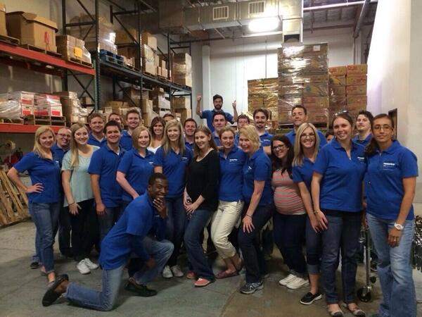 lhhrsus's tweet photo. Our #Phoenix team packed 1,200 boxes of food at St. Mary's Food Bank! #APGivesBack @RBumgarner_API http://t.co/kscap7NIco