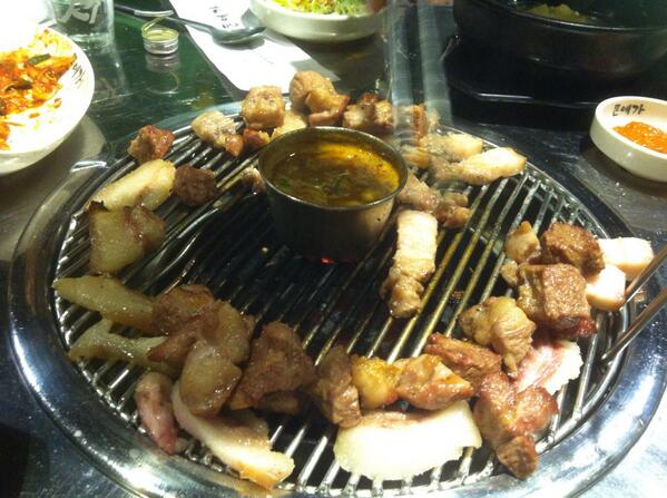 MelodyMonthly's tweet photo. 빙고!!! RT @Dlovely326: @MelodyMonthly 우왕 고기드시러 가셨나봐요ㅎㅎ 먹고싶네요 고기ㅠㅠ 여기 혹시 돈애가 인가요?ㅋㅋ 이렇게 구워주는ㅋㅋ http://t.co/1WDWh7vg84