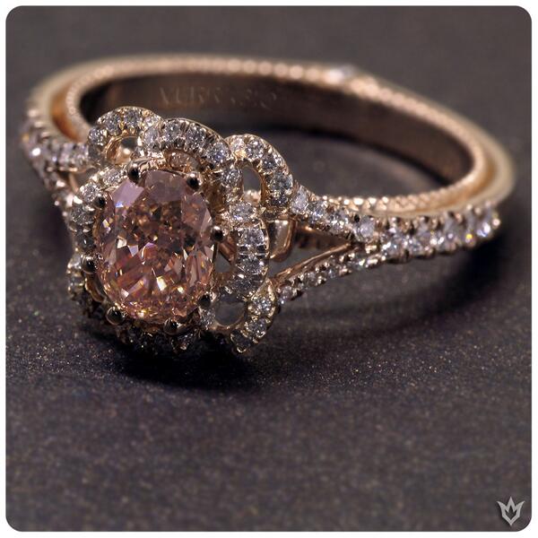 alexischafin's tweet photo. “@verragio: Beauty in rose... Couture-0426R crafted in rose gold with a rare pink diamond. http://t.co/vIn0bZEr2p”