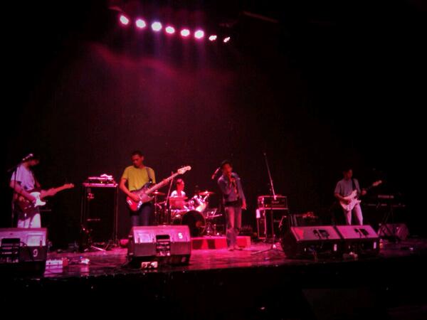 Pasir2014's tweet photo. NOW! Persembahan terakhir untuk closing Pekan Seni Raya FIB UI, @thebobrocks on stage!!!:D http://t.co/OkgbZxXjq6