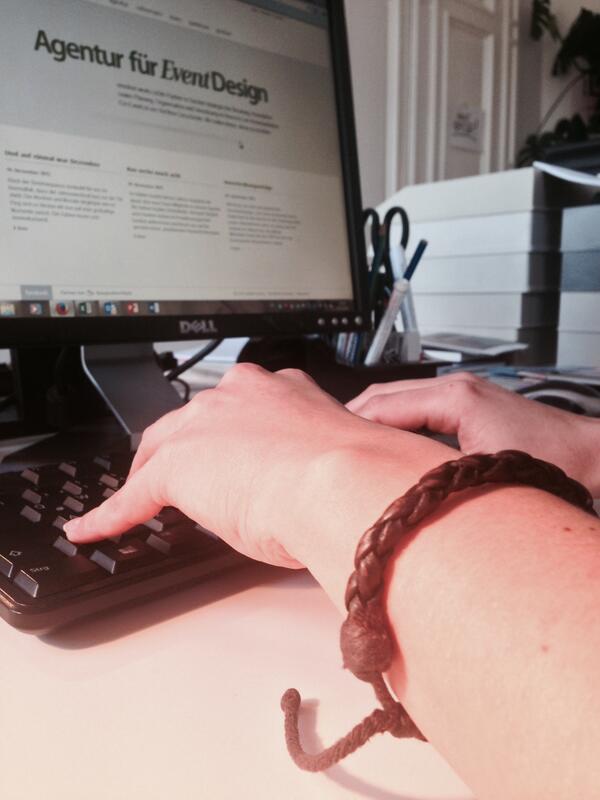 emotion_works's tweet photo. Neue fleißige Finger bei @emotion_works! Unsere Praktikantin Marietheres wird uns 3 Mon.unterstützen. Wir freuen uns! http://t.co/85nnesjS0X