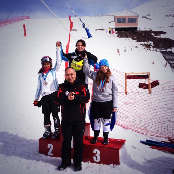 Baskanımız Özer Ayık ilk üç dereceye giren sporcularımıza madalyalarını verdi.