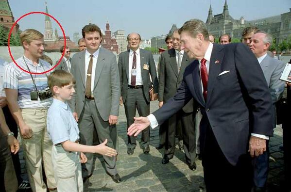 1988, Il finto turista e Reagan sulla Piazza Rossa. Vi ricorda qualcuno? via <a href="/washingtonpost/">The Washington Post</a> <a href="/guidoolimpio/">guido olimpio</a> ”