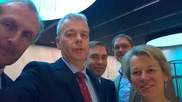 Selfie vd ondertekenaars 'Circulair Inkopen'. Vlnr: @HenkBroeders, moi, <a href="/VanLunteren/">Joop N. van Lunteren</a>, <a href="/Yardarian1/">Duindam, Bob</a> en <a href="/Mirjam_de_Rijk/">Mirjam de Rijk</a>