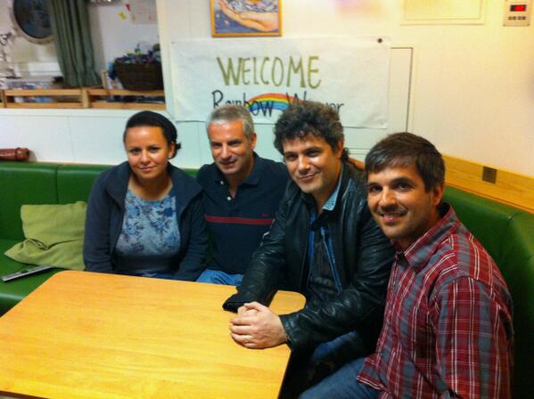 AlejandroSanz's tweet photo. Con la tripulación del mítico barco de Greenpeace, el Rainbow Warrior, que pude visitar en Veracruz  #salvaelartico http://t.co/QkkDdlQVJw