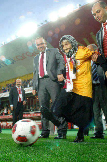 TheClubPark's tweet photo. Oldest football fan in the world, 109 years old! http://t.co/PD7FtNE2Kq