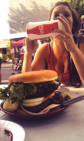 3kendelllee3's tweet image. Take me back to these summer days #summer #maddog #burgerchallenge