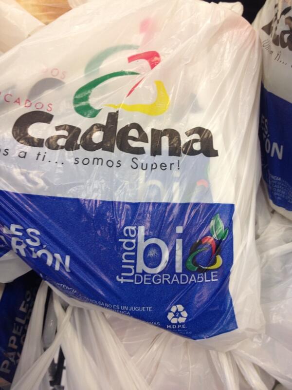 BergesMarcos's tweet photo. @superlacadena haciendo su parte por el medio ambiente con su Funda biodegradable @AlfonsoUrena #ambienterd http://t.co/qCoxnZVKOU