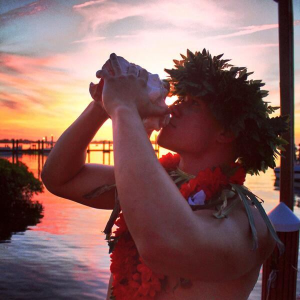 SnooksBayside's tweet photo. Sunset Celebration @SnooksBayside Key Largo, FL! Cheers! #keyLargoSunset http://t.co/xbSSH9vmLf