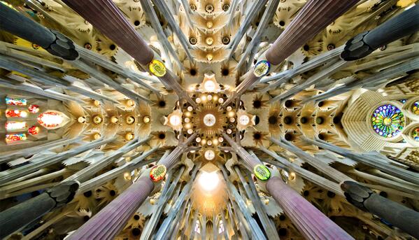 LvObservateur's tweet photo. Vertigineuse nef de la Sagrada Família. http://t.co/aRsRhsg3Gu