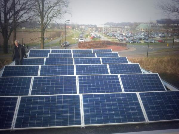KoetsierWesepe's tweet photo. Vandaag weer een dak voorzien van nieuwe #pvpanelen http://t.co/xOg5pQpirq