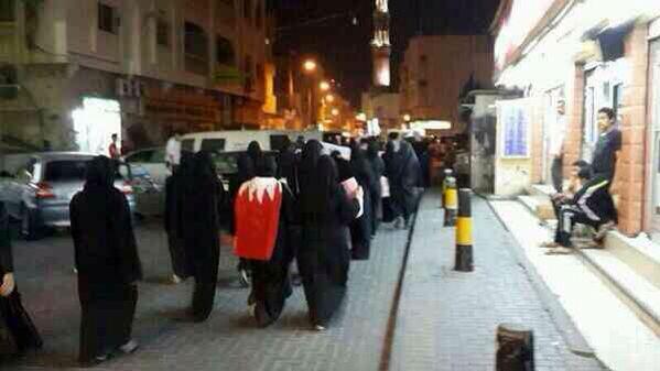 9umoodbh's tweet photo. #المنامة عاصمة الصمود  : صورة للمسيرة الحاشدة التي خرجت بعنوان هاماتنا لن تنحني 
#bahrain http://t.co/oBEUWJveQy